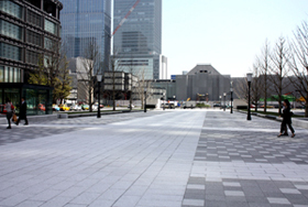 東京のシャンゼリゼ通り 東京駅前と皇居をつなぐ 行幸通り竣工 過去のニュース 過去のアーカイブ Ecozzeria 大丸有 サステイナブルポータル