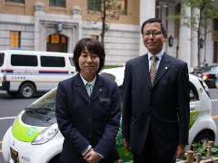 ドライバーの渡辺明美さんと日の丸リムジンの富田和宏専務