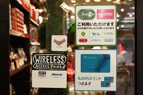 各種カードやワイヤレスネットワークが使えるのも、ビジネスマンにはうれしい