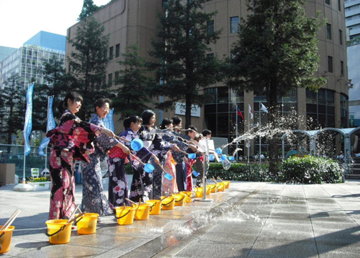 打ち水 小粋な街あそび 梅田ゆかた祭13 打ち水プロジェクト イベント Ecozzeria 大手町 丸の内 有楽町 サステイナブルポータル